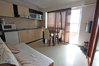 Проживание в семье Apartmani Irena Петровац Люкс с кроватью размера «queen-size» и видом на море-3